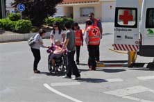 Efectivos de Cruz Roja ayudando a ir a votar a quienes necesitaron de ellos. Foto JOS&Eacute; UTRERA